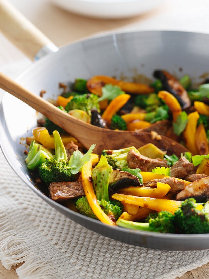 Fried beef with peppers, broccoli and coriander