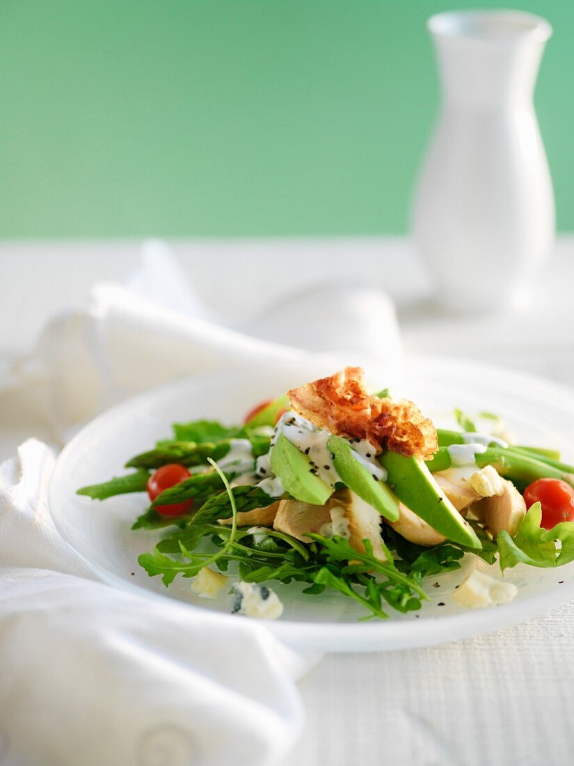 Gemischter Salat mit Avocado, grünem Spargel, Rucola, Hähnchenfleisch und Bacon