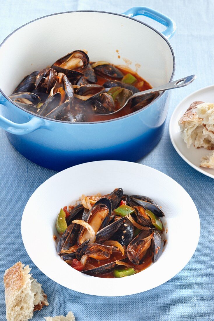 Mussels in a pepper and onion broth
