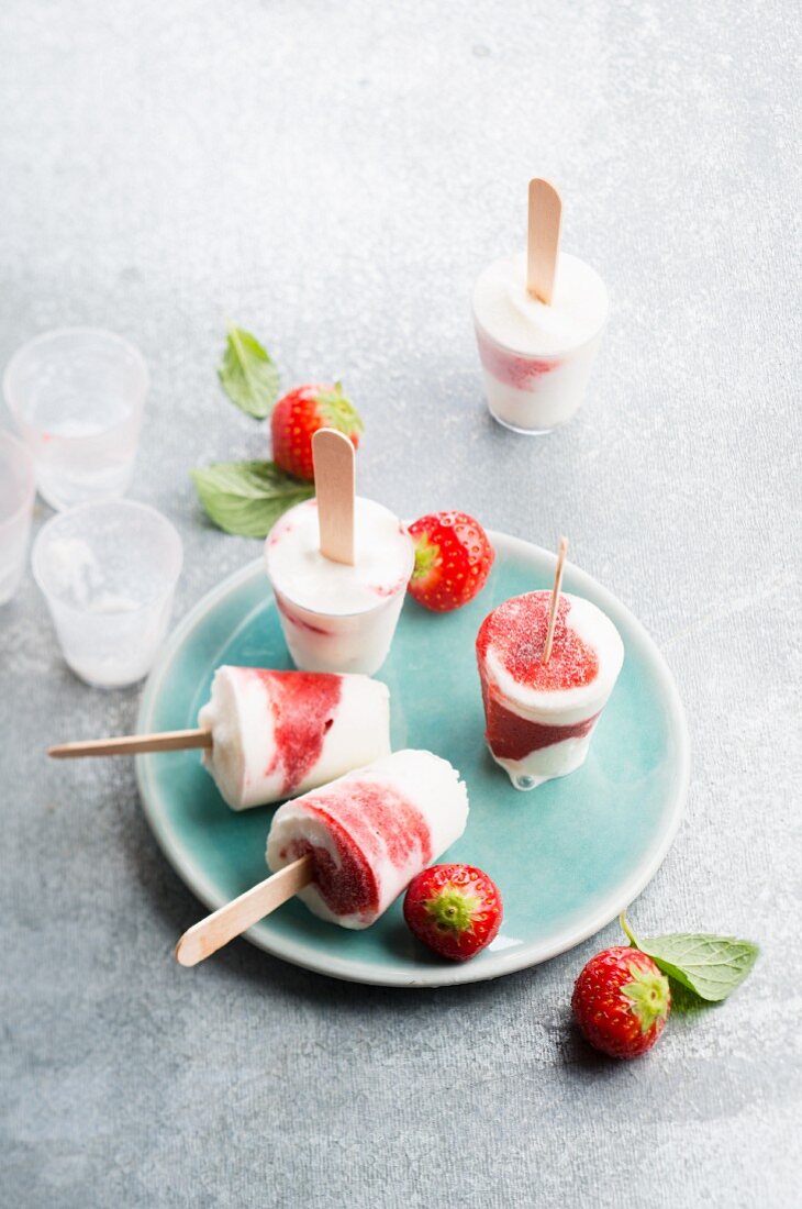 Strawberry-yoghurt ice cream sticks