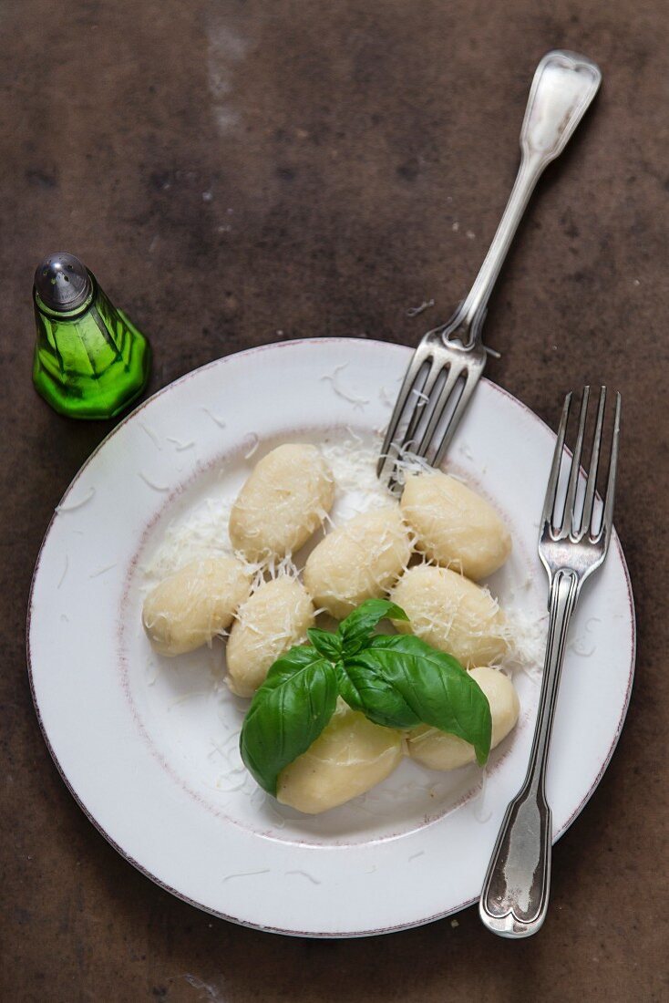 Gnocchi mit Parmesan und Basilikum