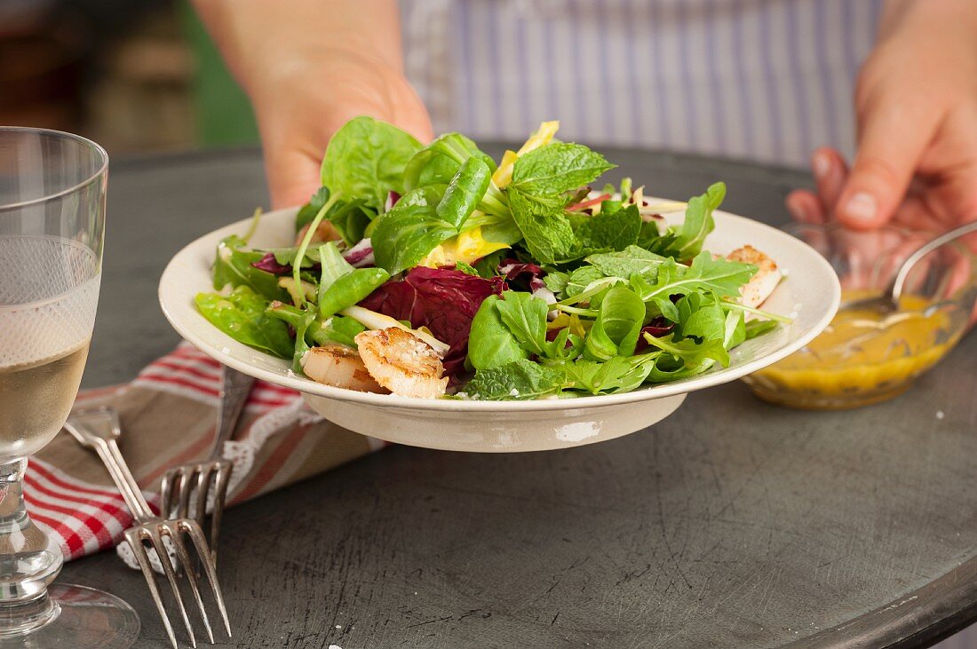 Gemischter Salat mit gebratenen Jakobsmuschelscheiben