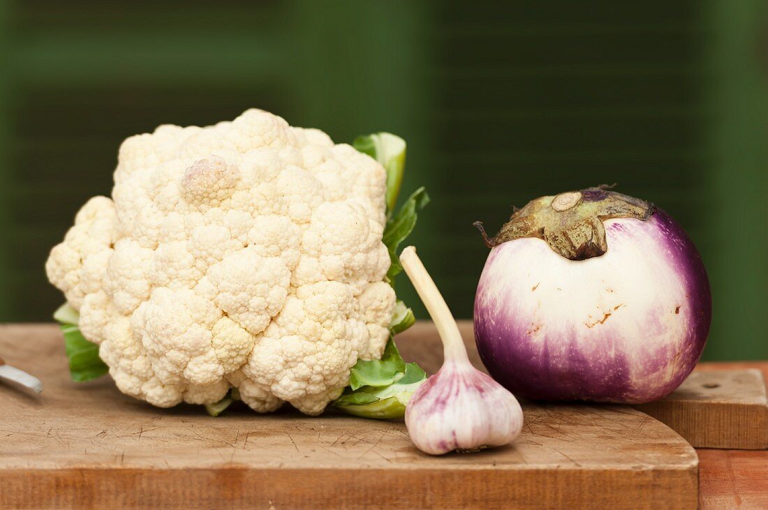 A cauliflower, garlic and an aubergine
