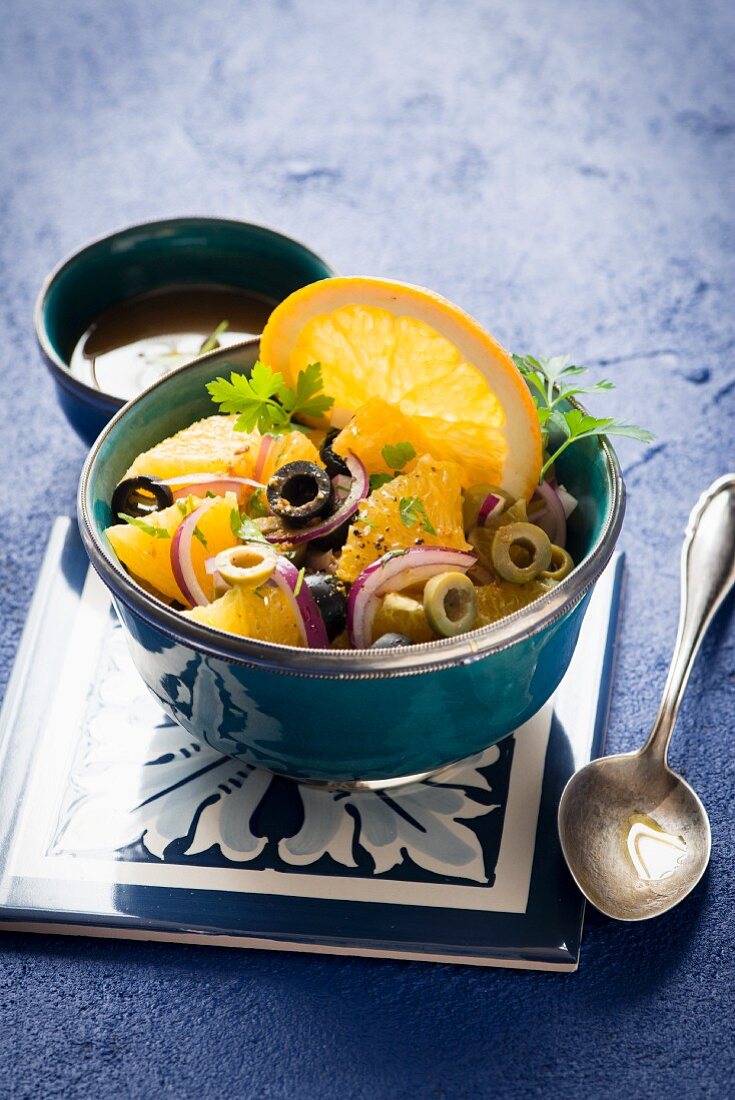 Orangensalat mit Oliven und roten Zwiebeln