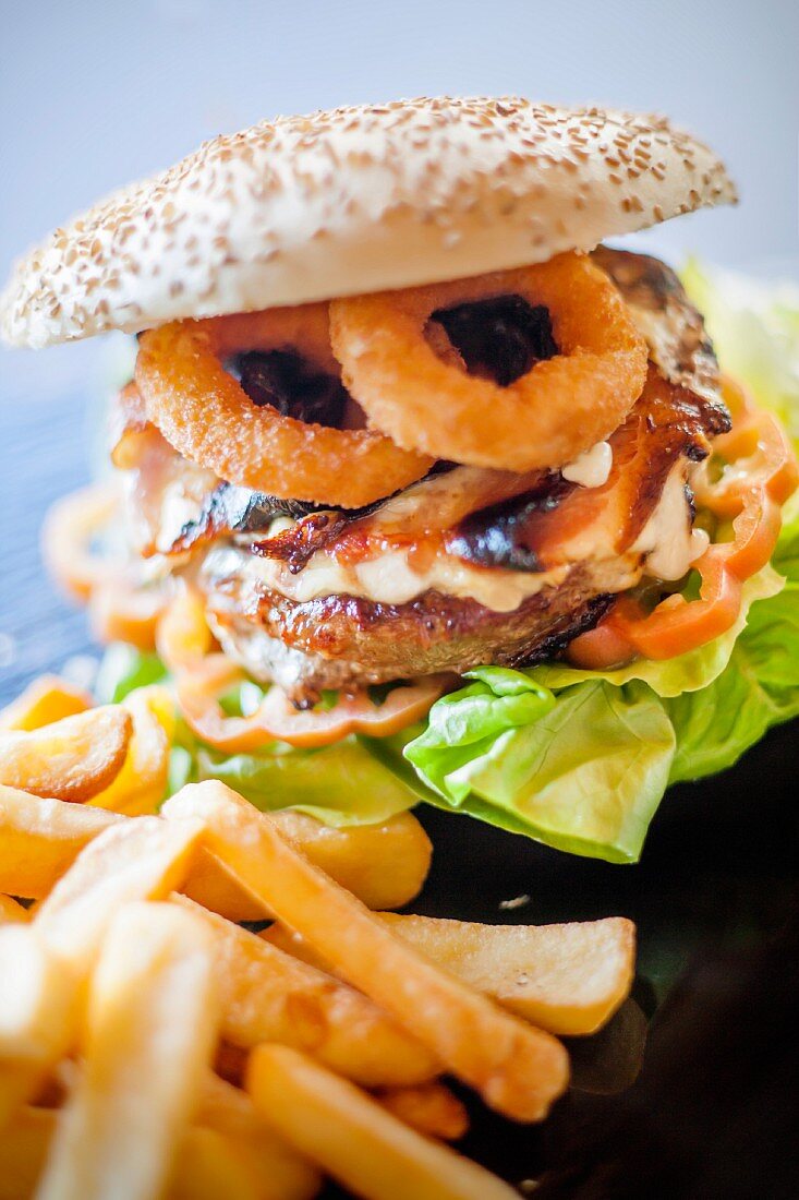 Hamburger mit gebackenen Tintenfischringen