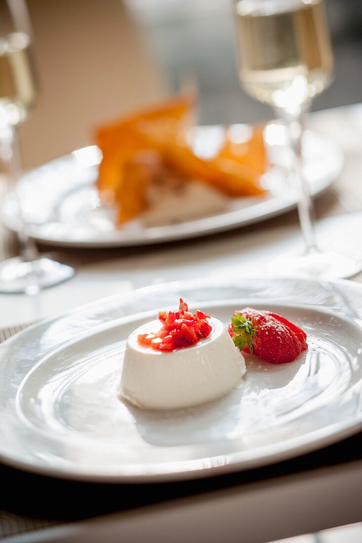 Panna Cotta con le fragole (Gestürzte Sahnecreme mit Erdbeeren, Italien)