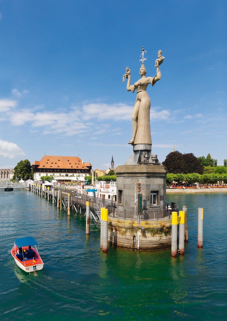 Das Wahrzeichen der Stadt Konstanz, die Imperia, empfängt die Bootsfahrer