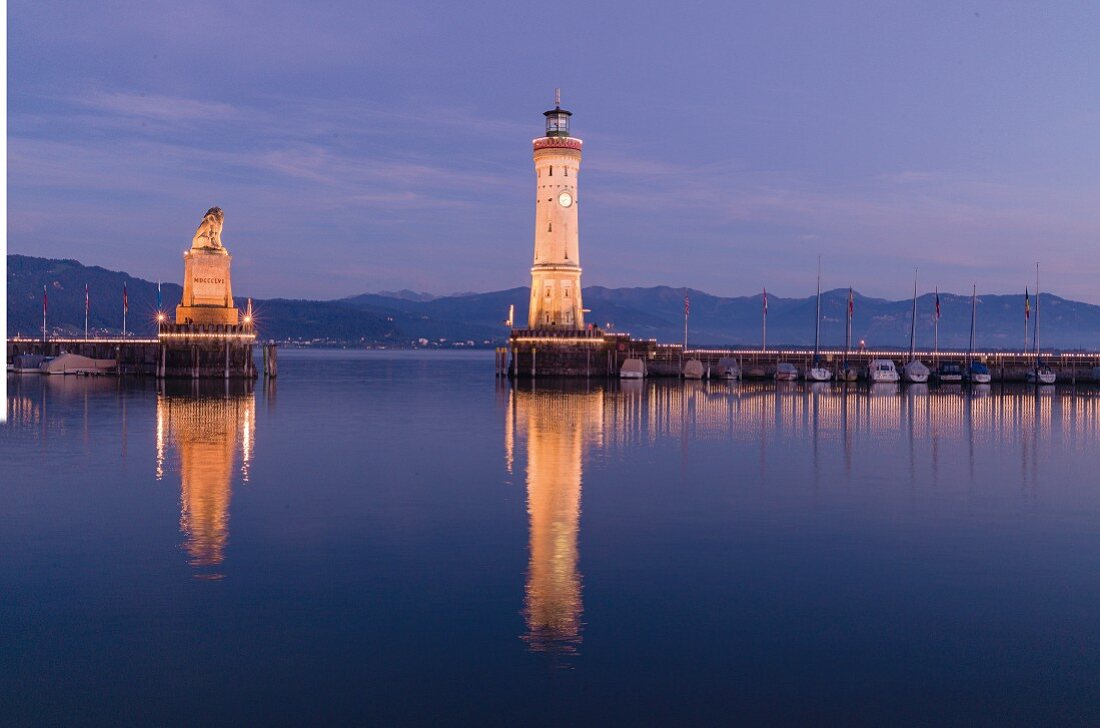 Hafeneinfahrt von Lindau, neuer Leuchtturm und Löwenstatue, Bodensee