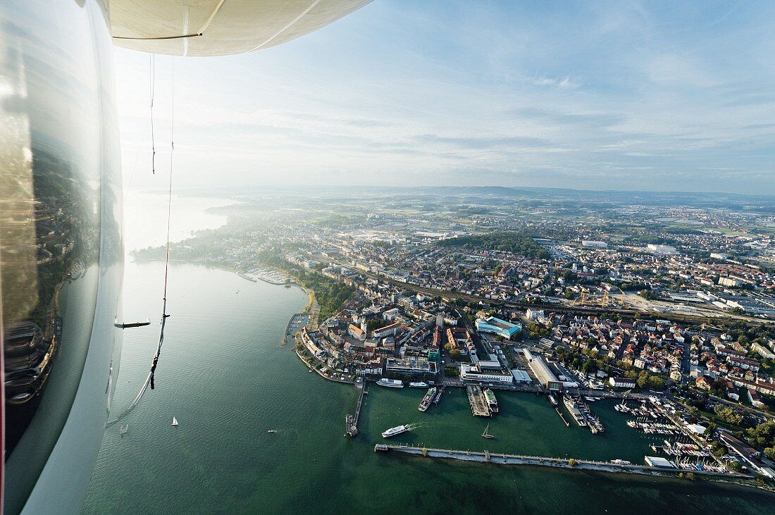 Luftaufnahme aus dem Zeppelin, Blick auf Friedrichshafen am Bodensee