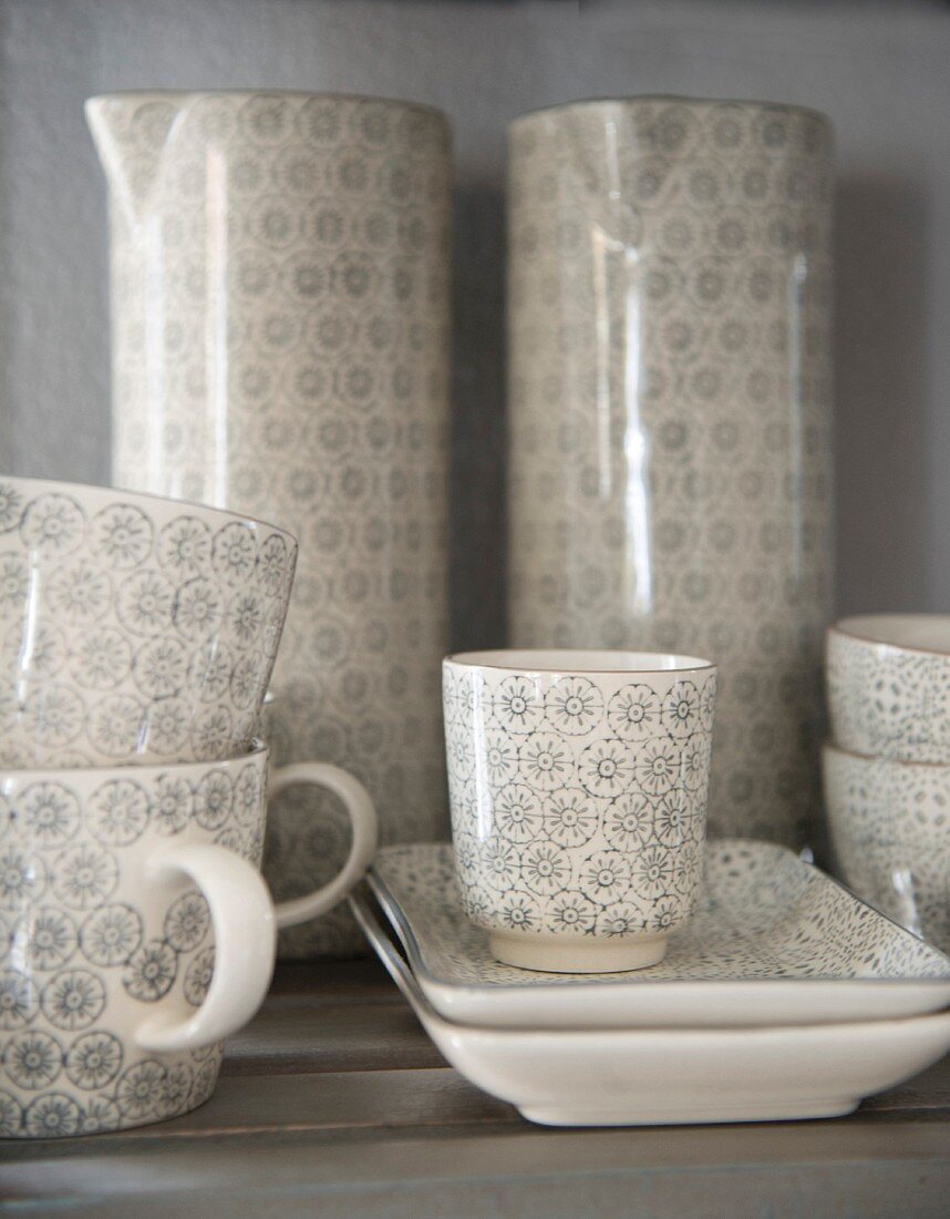 Cups and jugs with pale grey retro pattern
