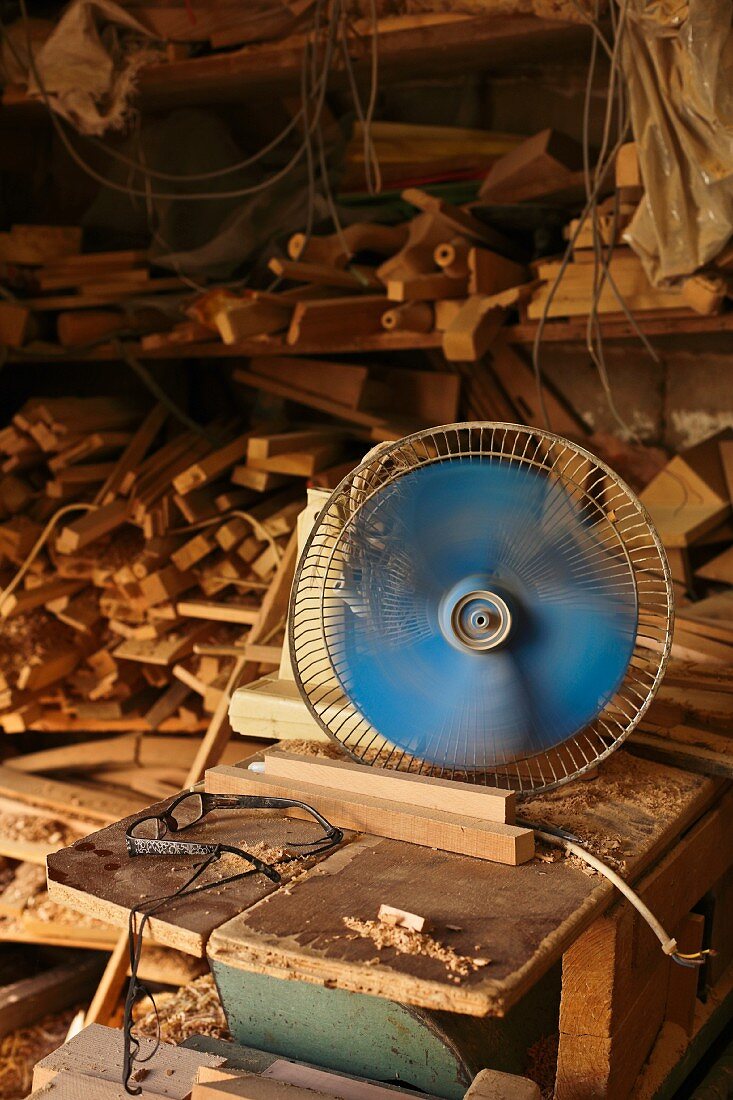 Holzarbeit trotz Hitze im Szeneviertel Florentin, Tel Aviv