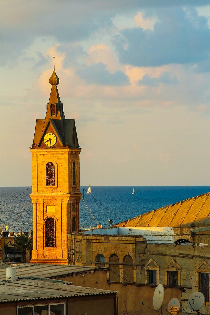 Der von der Sonne beleuchtete Glockenturm der Kirche im Szeneviertel Jaffa, Tel Aviv