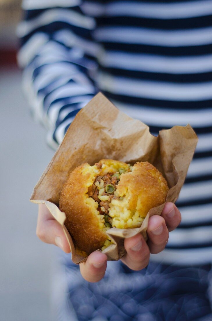 Arancino (Gefüllter und frittierter Reisball, Italien)