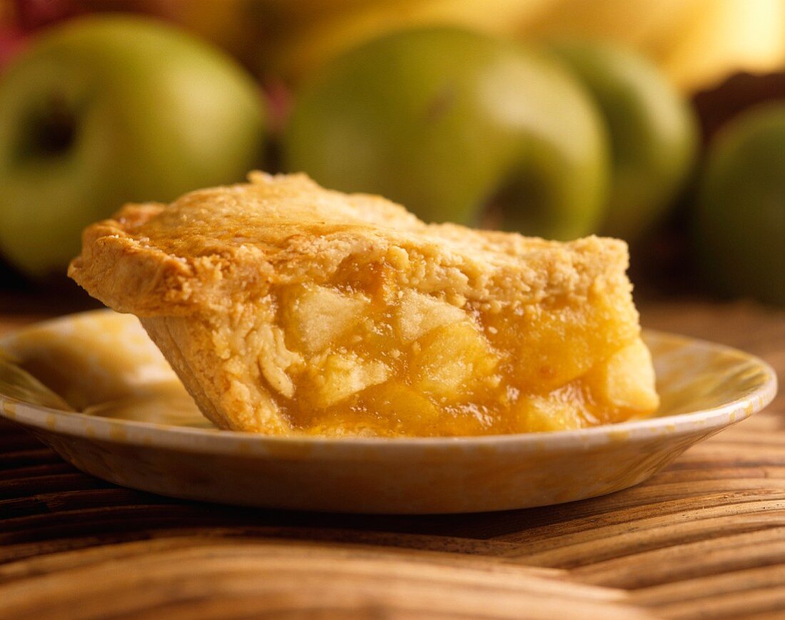 A slice of apple pie on a plate