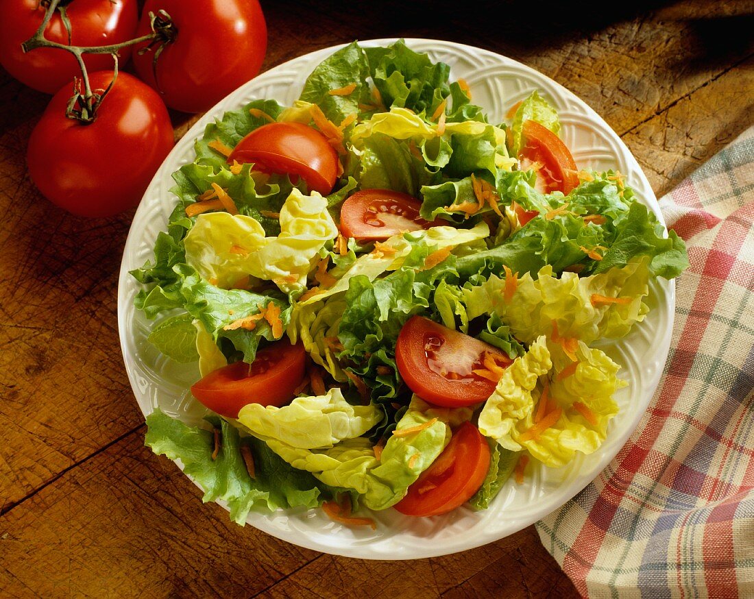 Mixed leaf salad with tomatoes and carrots