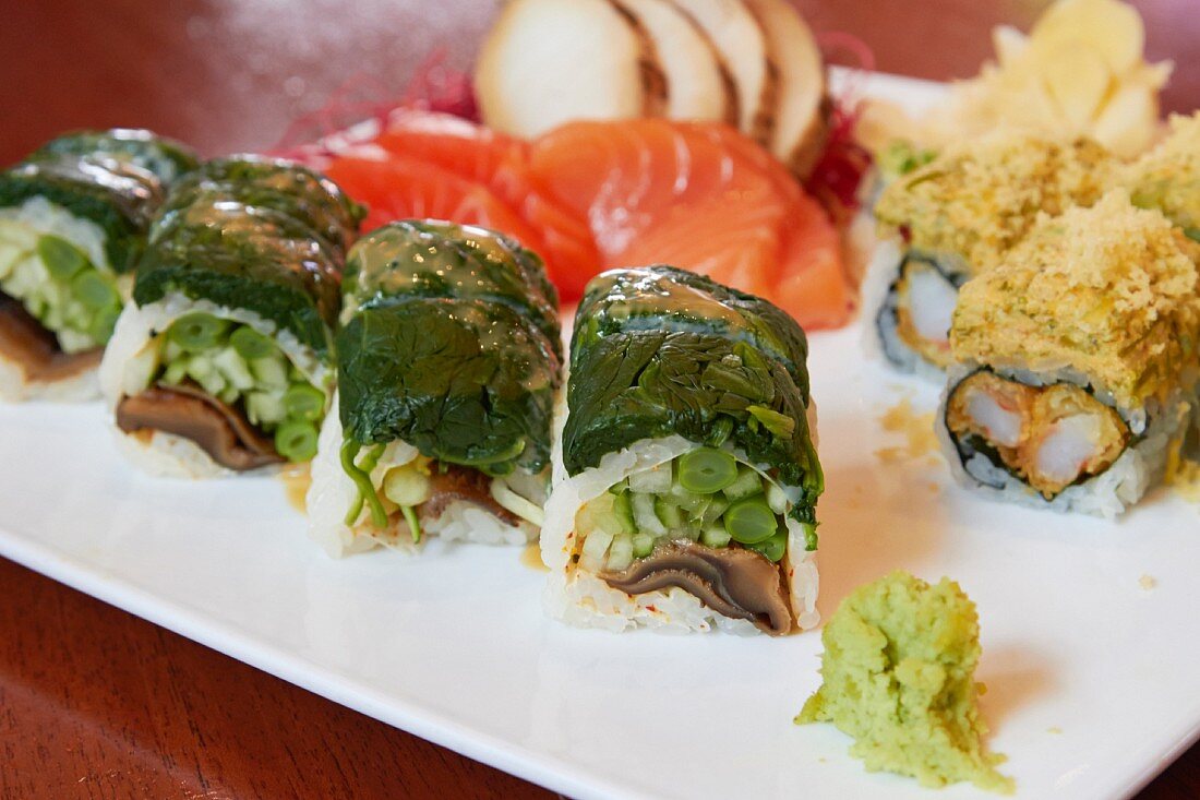 Verschiedene Sushi auf Servierplatte (Nahaufnahme)