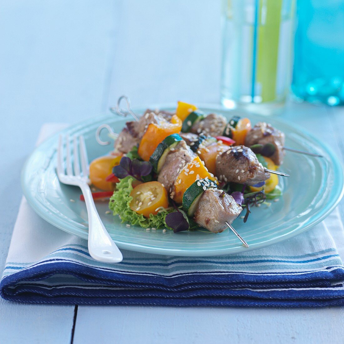 Beef skewers with vegetables and sesame seeds