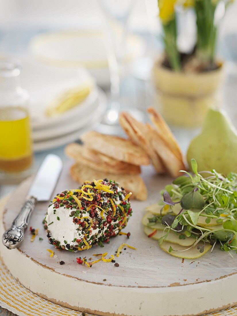 Würzige Ziegenrolle, Birnensalat und Röstbrot