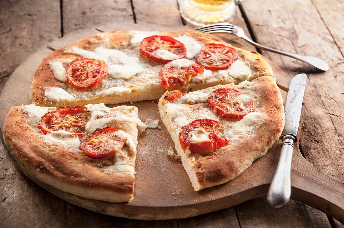 Einfache Pizza mit Tomaten und Mozzarella