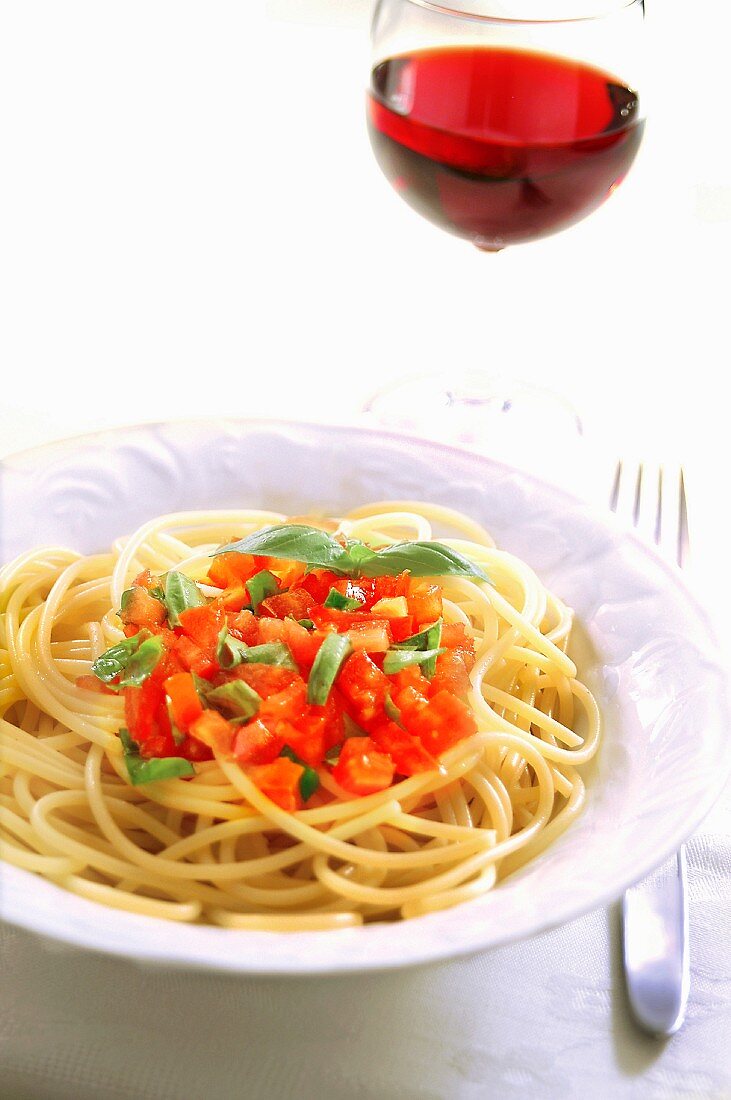 Spaghetti with tomatoes and basil