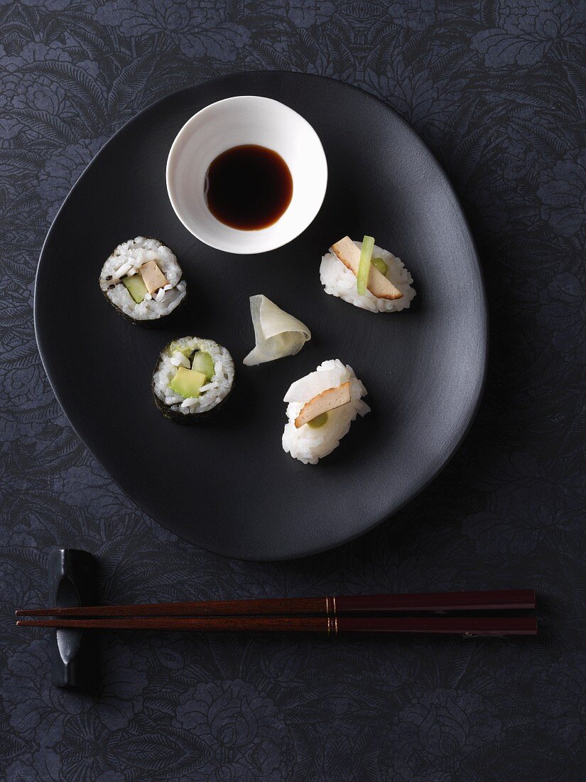 Vegane Nigiri- und Maki-Sushi mit Tofu, Rettich und Gurke