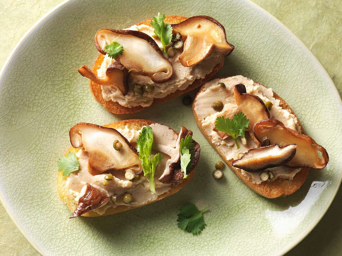 Knusprige Crostini mit Shiitake und Linsen-Hummus