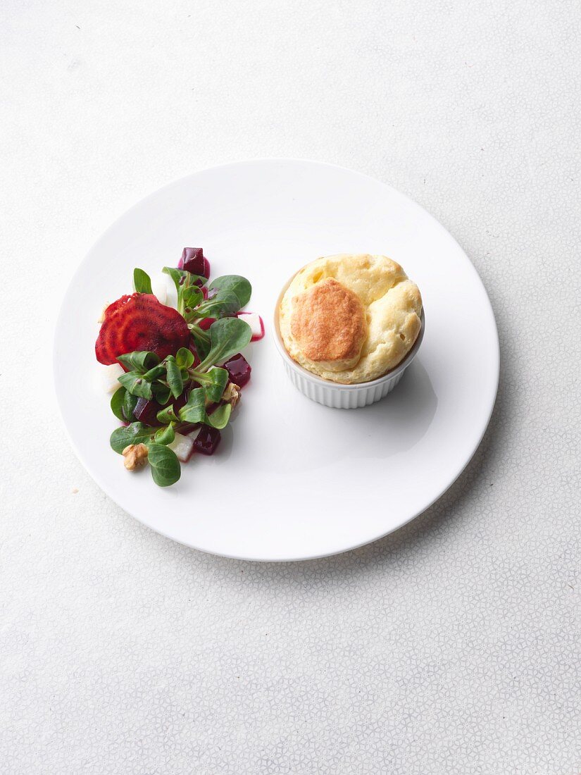 Comte-Soufflé mit Rote-Bete-Chips und Feldsalat