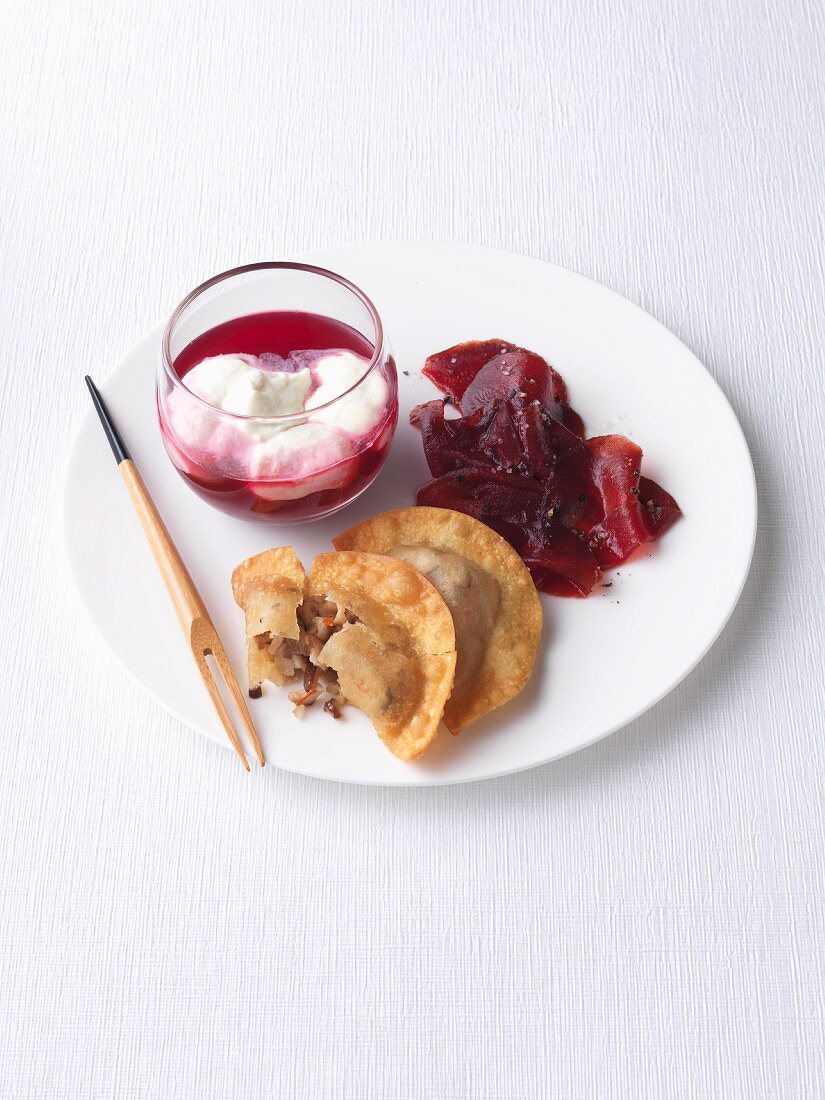 Frittierte Shiitake-Wan-Tans mit Essenz von Roter Bete