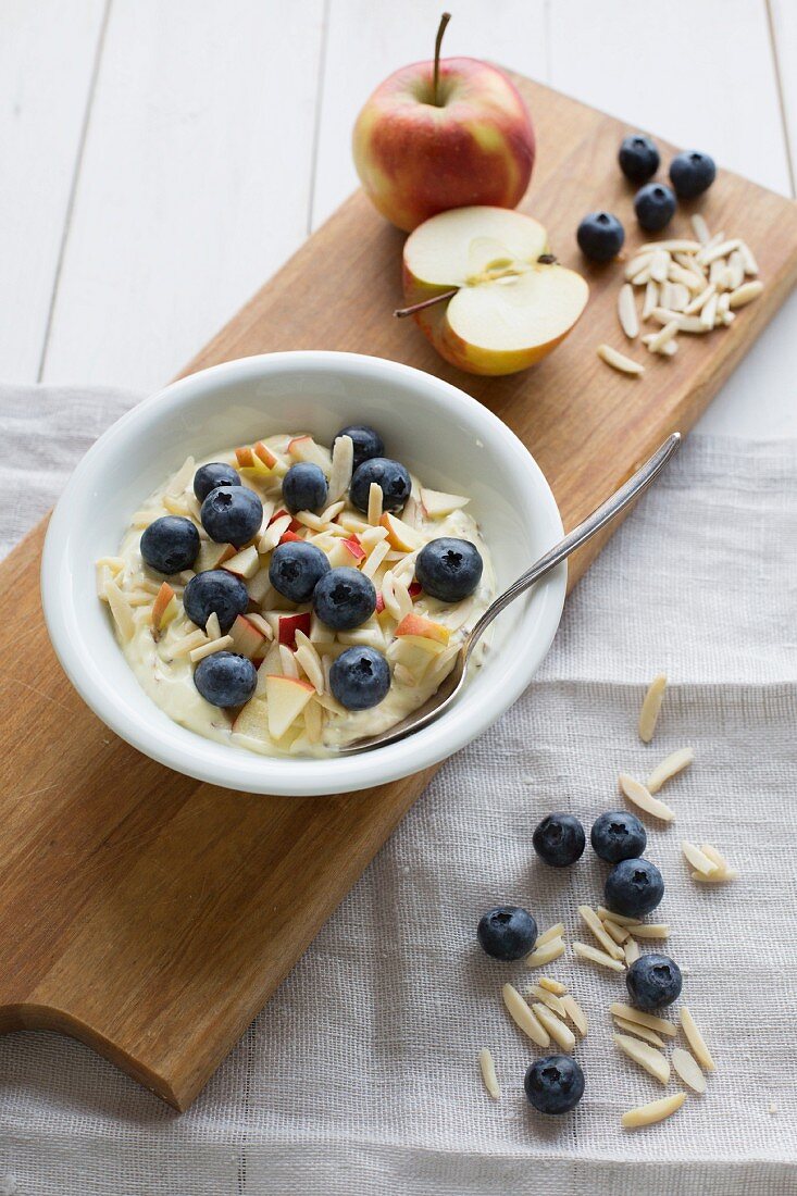 Leinölcreme mi Äpfeln, Blaubeeren & Mandelsplittern