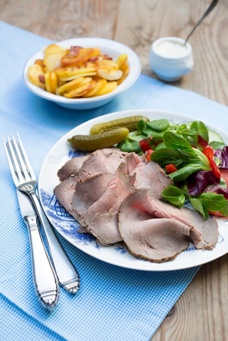 Roastbeef mit Beilagensalat, Bratkartoffeln & Remoulade