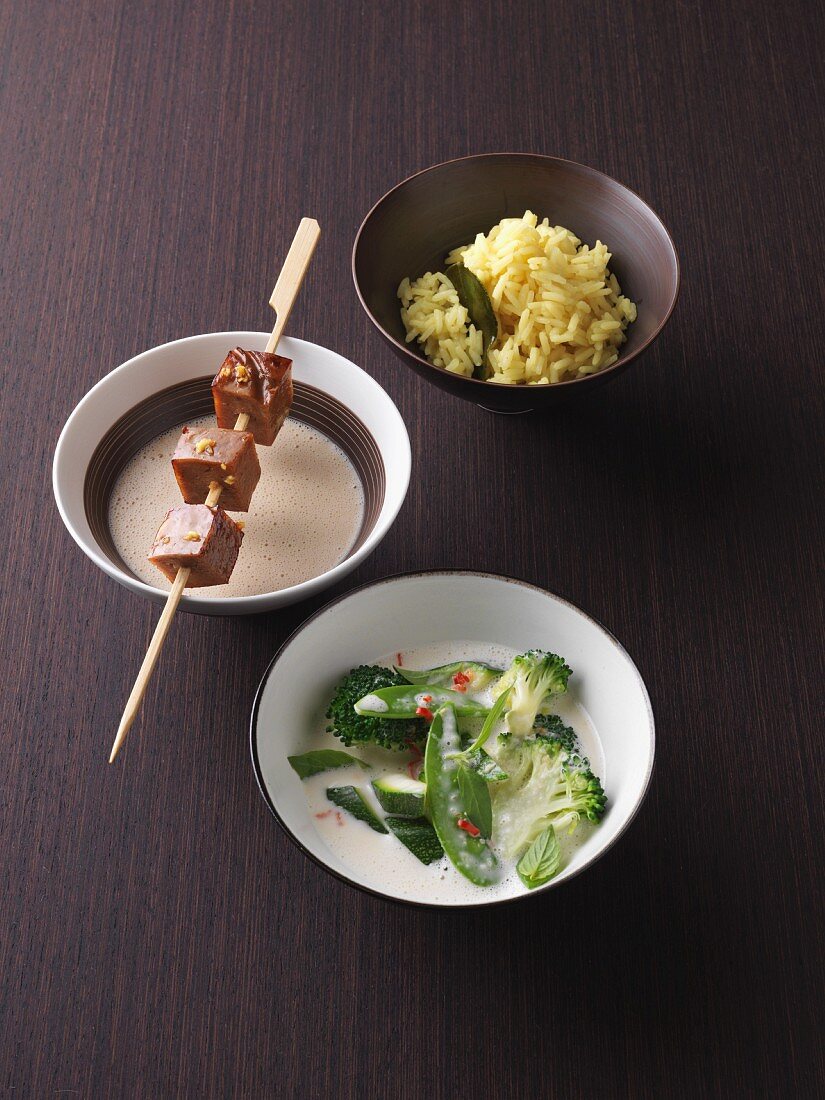 Sate aus Seitan mit Erdnusssauce und Kurkuma-Duftreis