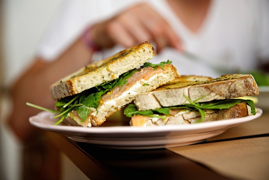 Gegrillte Sandwiches mit Lachs, Frischkäse und Rucola