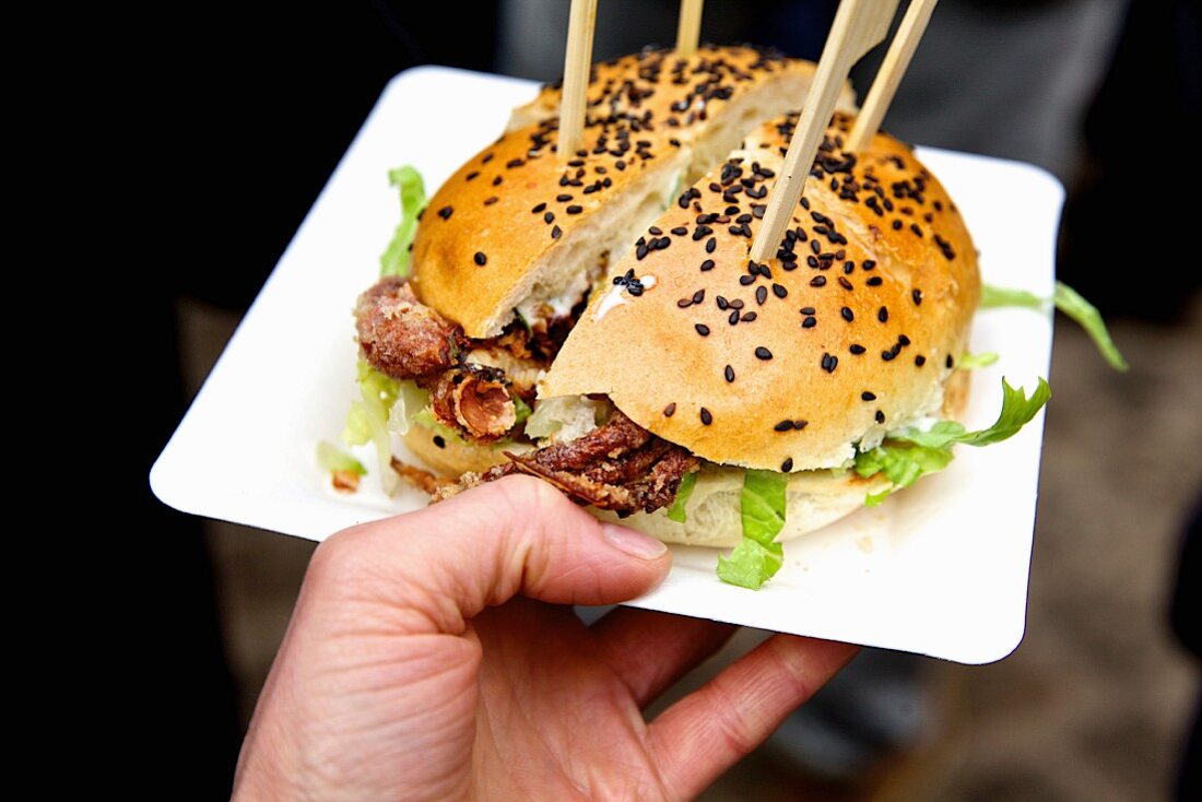 Soft Shell Crab Burger: Burger Deluxe mit frittiertem Krebsfleisch