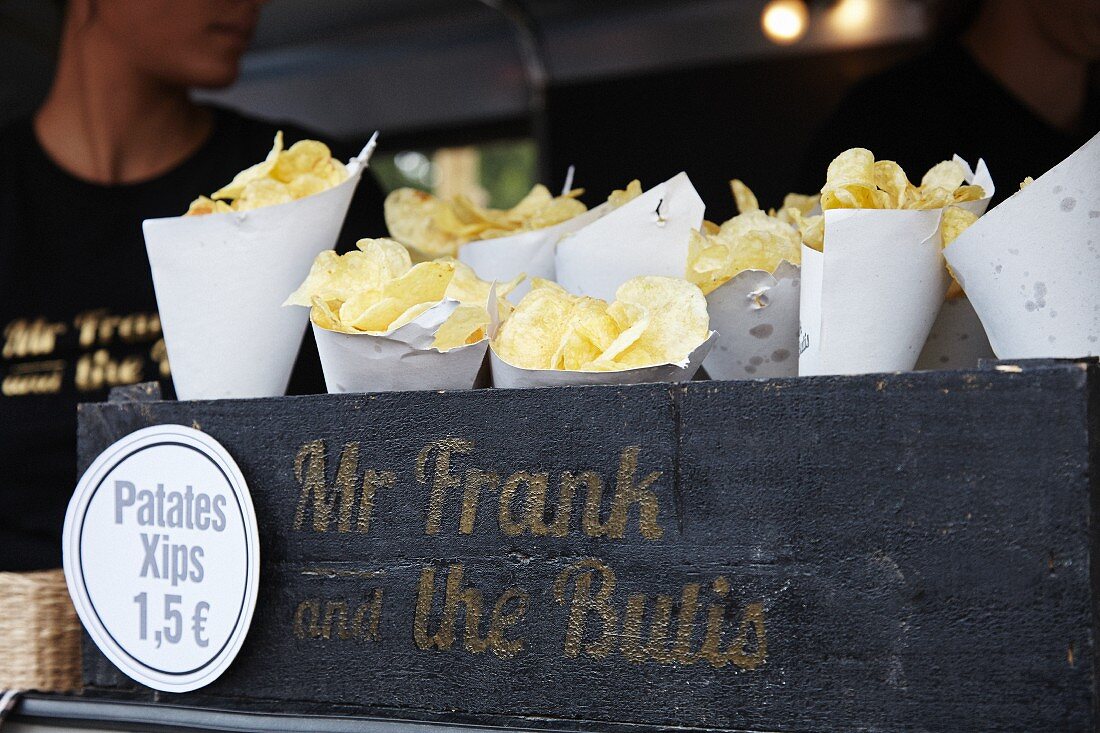 Tüten mit Kartoffelchips auf dem Markt (Barcelona, Spanien)