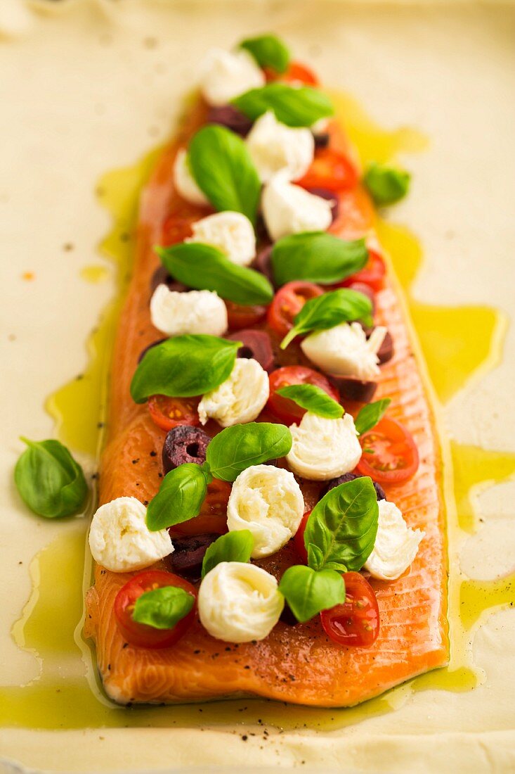 Alplenlachs mit Tomaten, Mozarella und Basilikum (Küchenfertig)