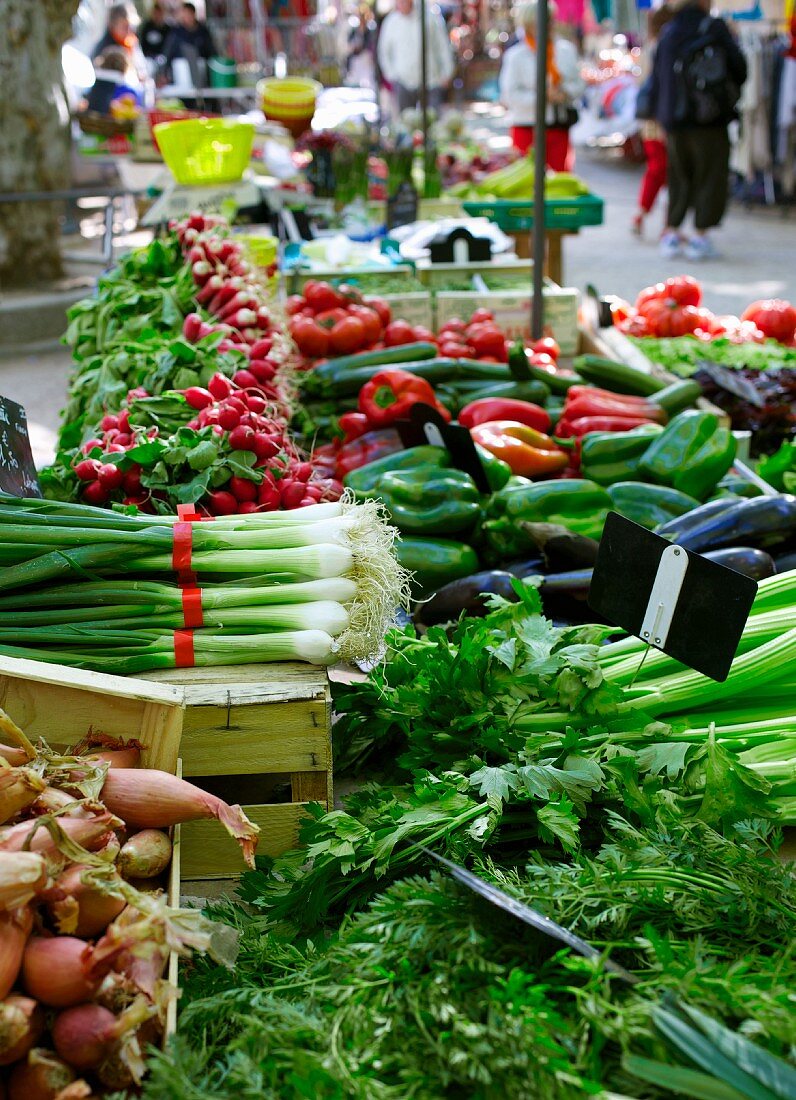Frisches Gemüse auf einem Markt in Frankreich