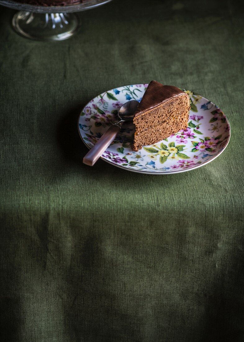 Ein Stück Sachertorte auf Teller