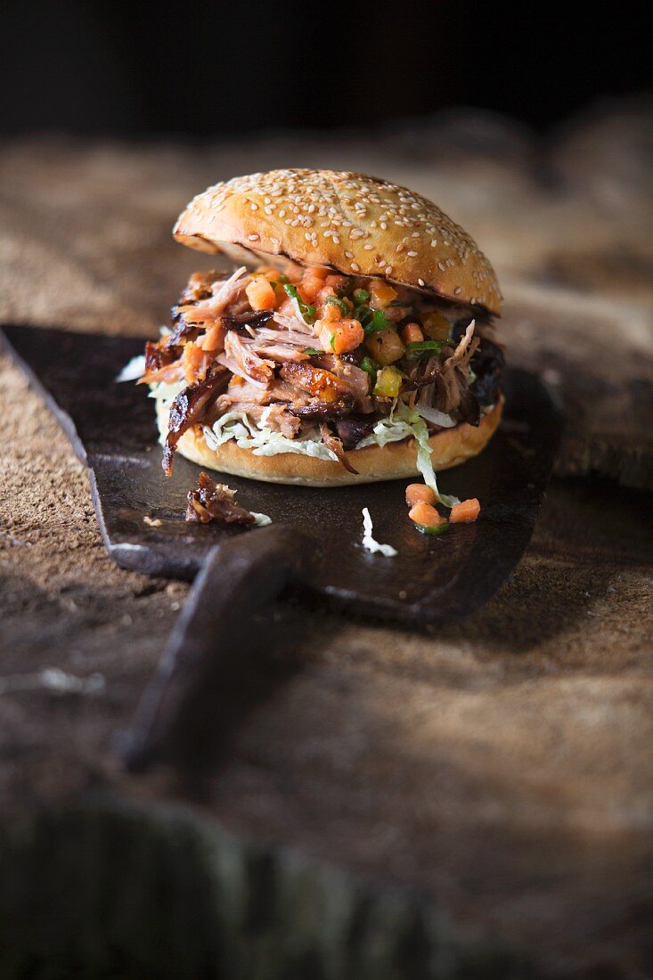 Grilled pulled pork burger with papaya-mole