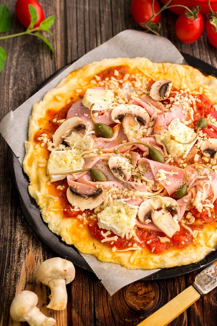 Glutenfreie Pizza mit Schinken, Brie, Pilzen & Kapern (ungebacken)
