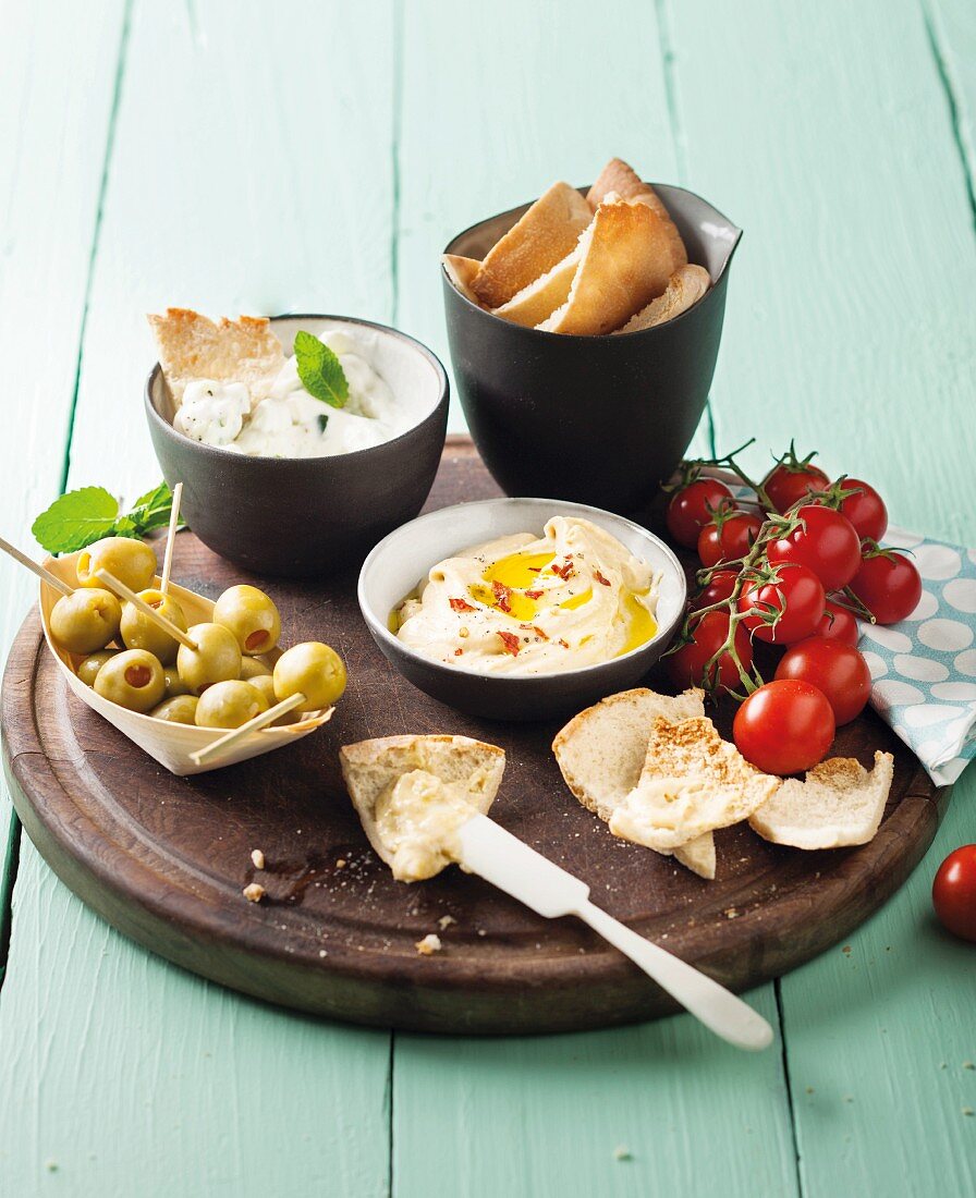 Hummus, Zaziki und gefüllte Oliven