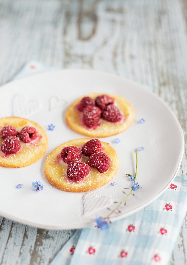 Quick mini tartlets with raspberries
