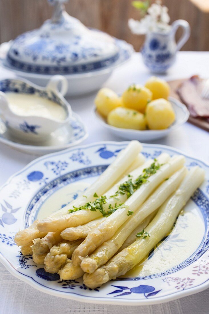 Spargel mit Sauce Hollandaise, Pellkartoffeln und Schinken