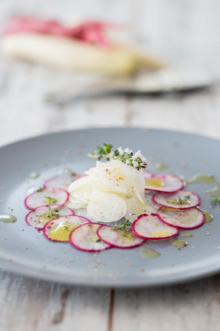 Rettichcarpaccio mit Thymianblüten