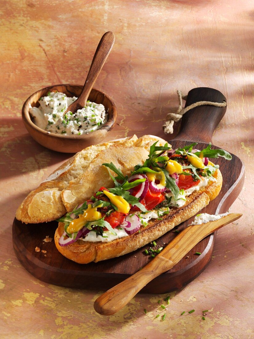 Ciabatta-Sandwich mit Frischkäse und Gemüse