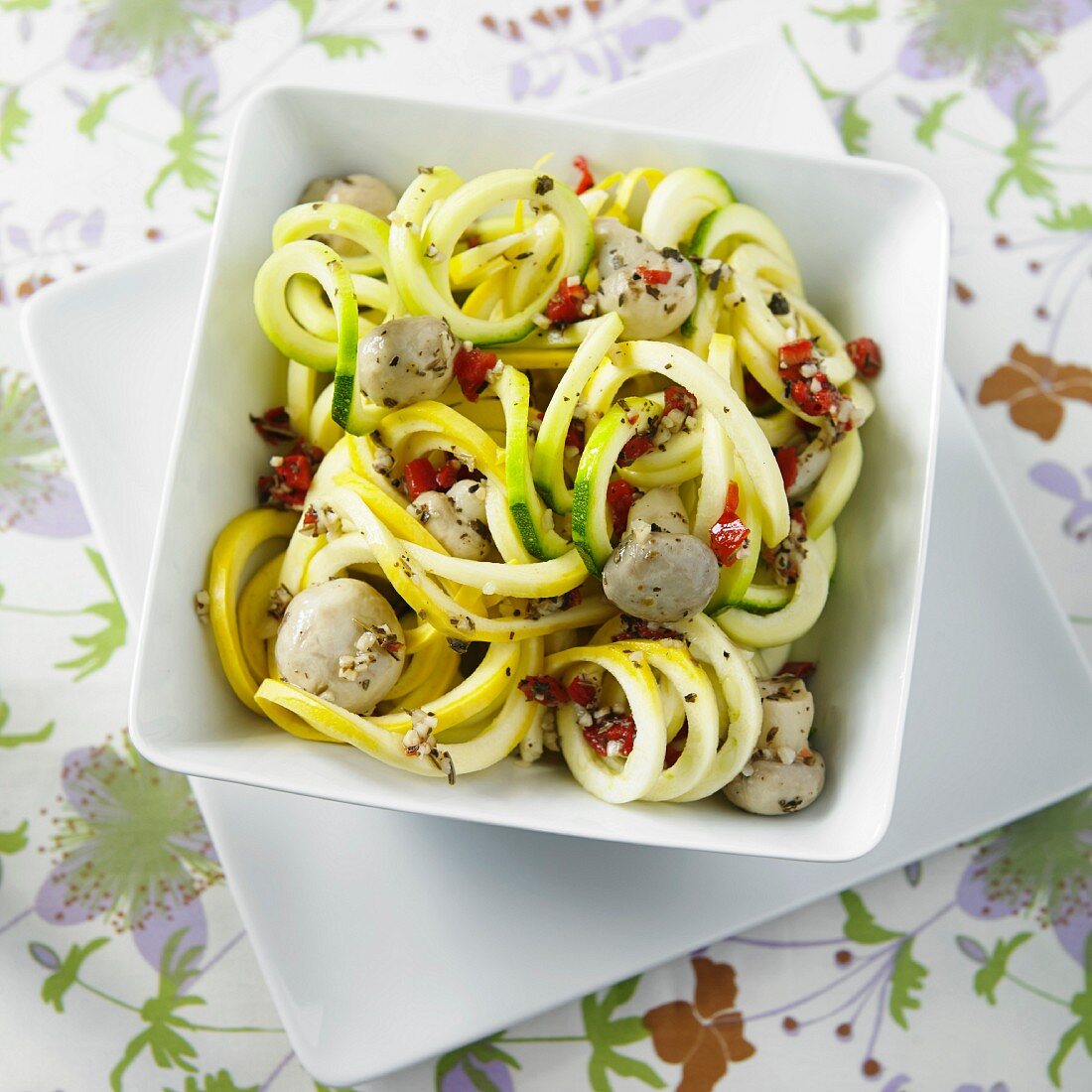 Grüne und gelbe Zucchinisppaghetti mit Knoblauch, Paprika, Olivenöl und Champignons