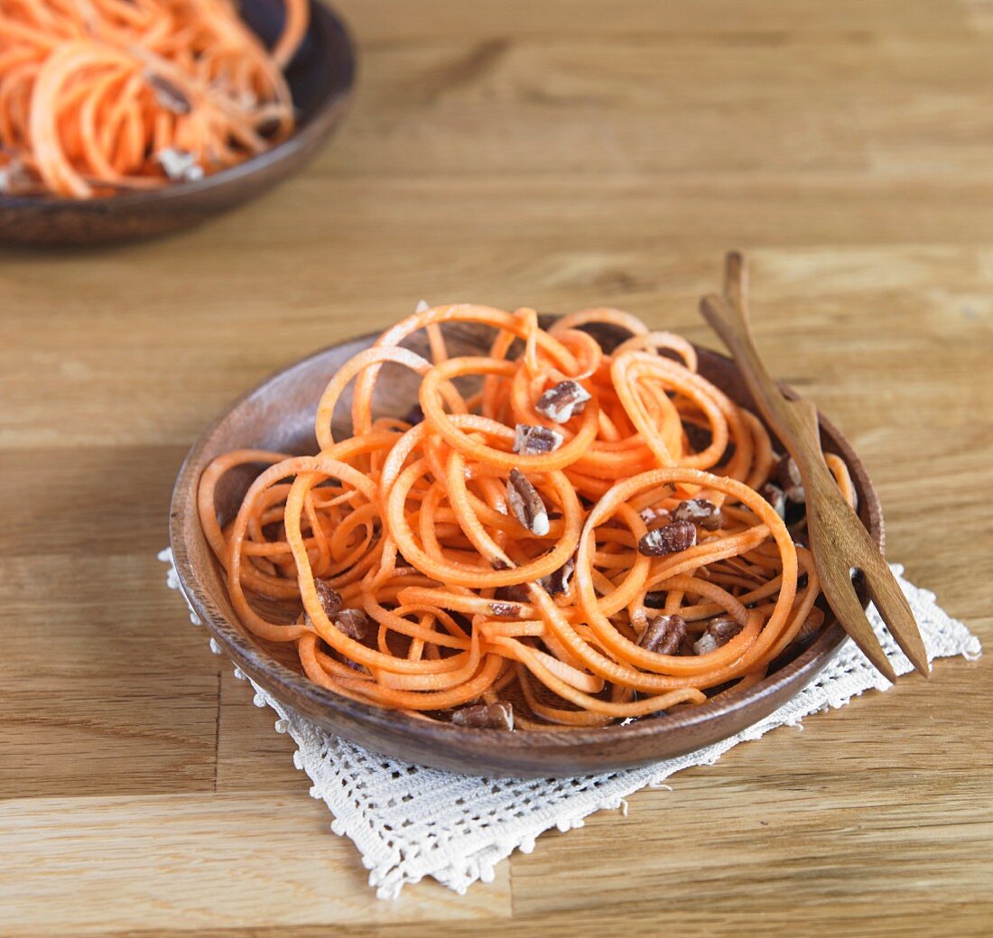 Gemüsespaghetti aus Süßkartoffeln mit Bourbon-Ahornsirup und Pekannüsse