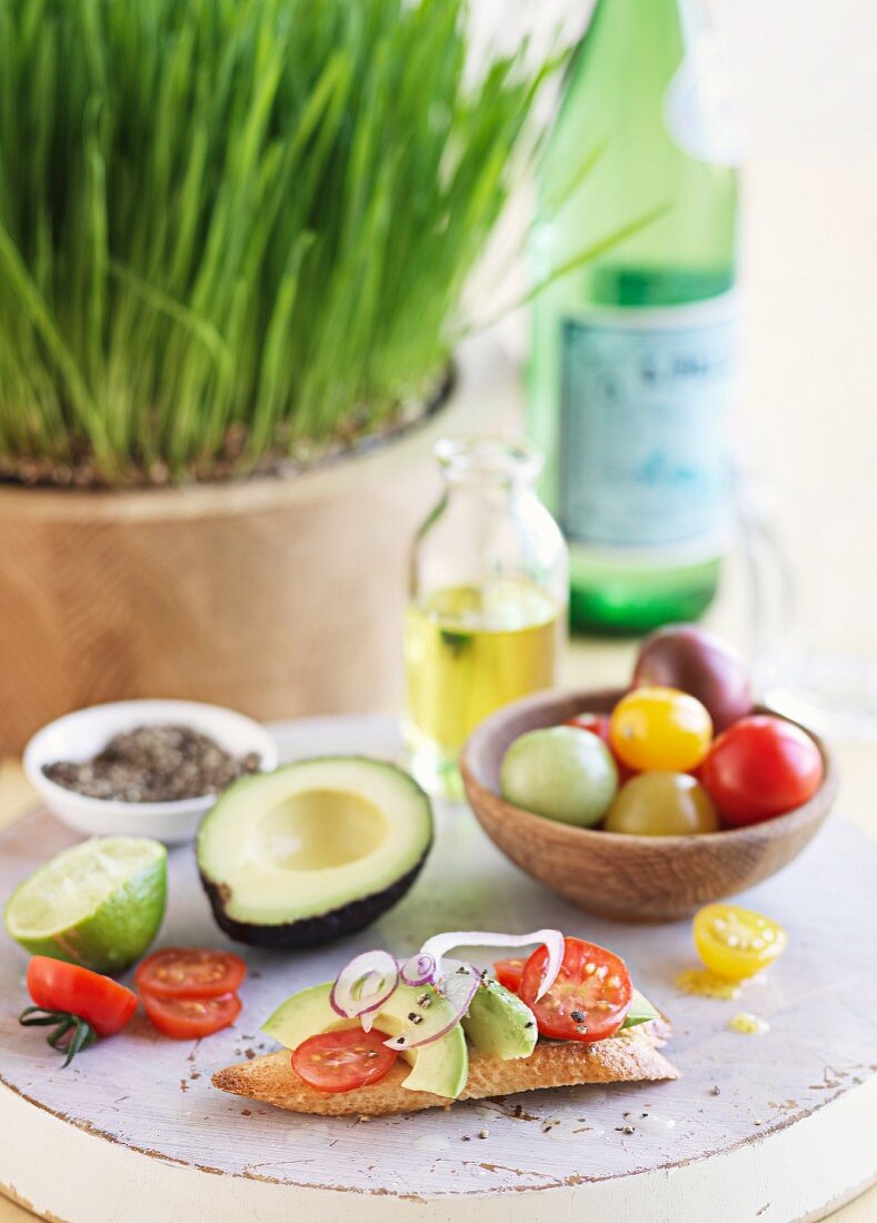 Belegtes Brot mit Tomaten, Avocado und Zwiebeln