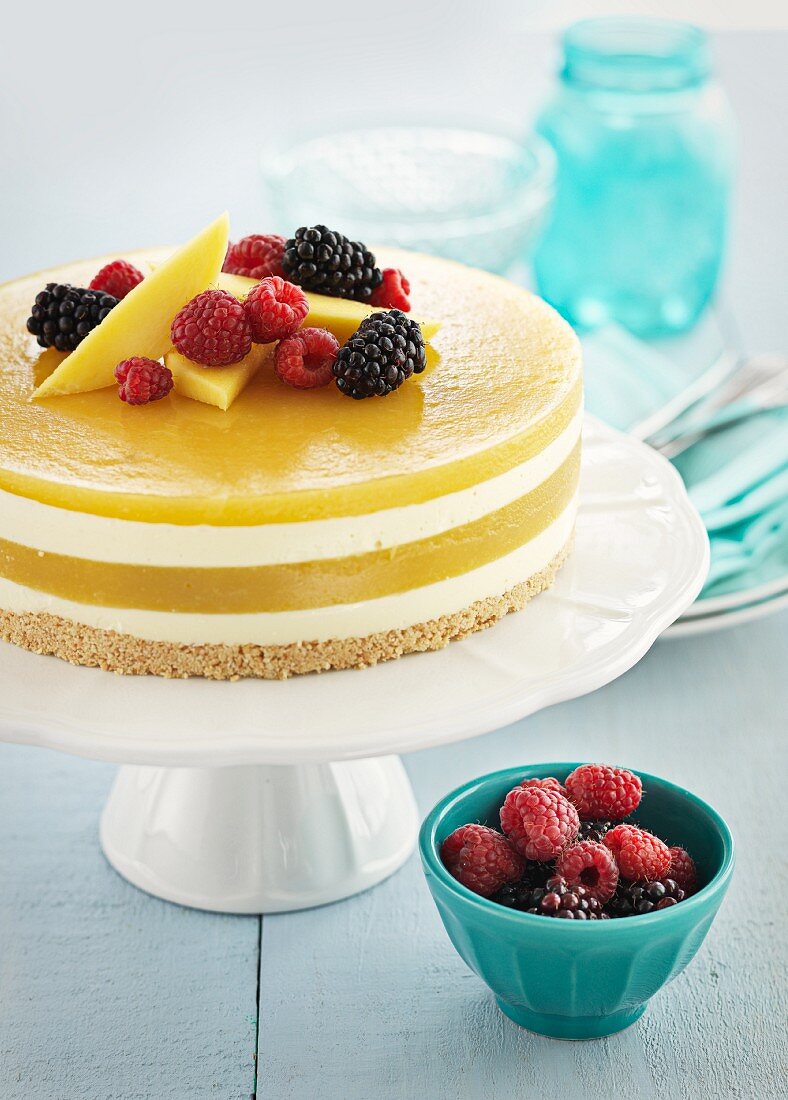 Mango-Käsekuchen mit Beeren