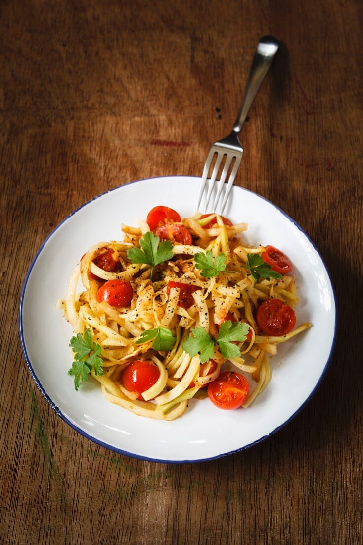 Gemüsespaghetti aus Kohlrabi mit angedünsteten Kirschtomaten und Knoblauch