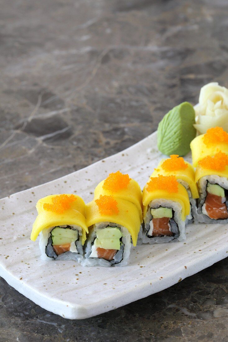 Maki-Sushi mit Lachs und Avocado